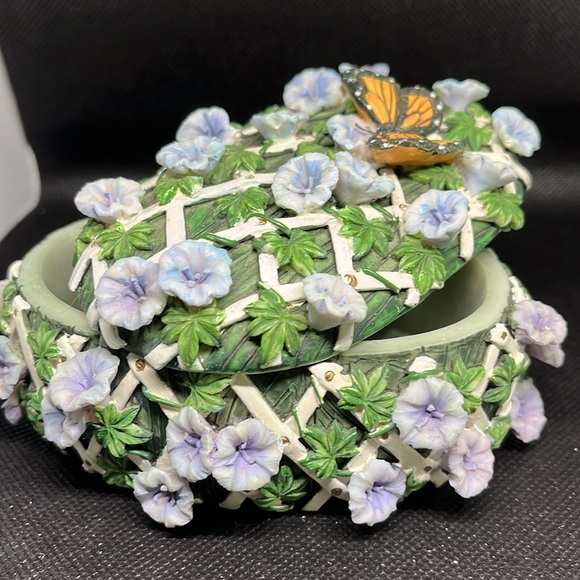Butterfly on trellis of flowers Trinket dish with lid - Picture 9 of 14